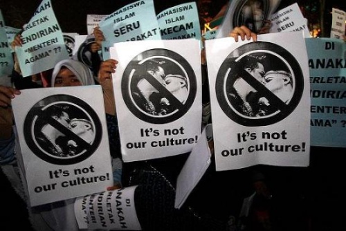 Haber | Malezya’da Veli ve Öğretmenler LGBT Avında