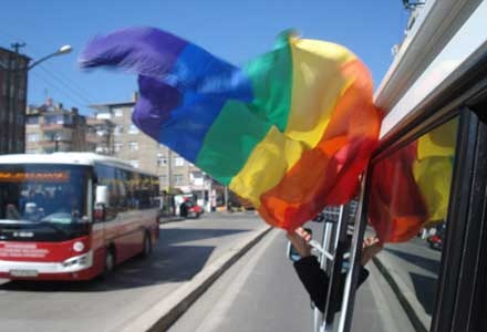 Haber | İstanbul’dan Ankara’ya Homofobiye Karşı Gökkuşağı Otobüsü!
