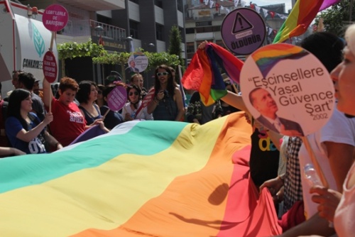 Haber | LGBT’ler Ankara’da Yürüdü: Anayasal Tanınma Yoksa Barış Da Yok!