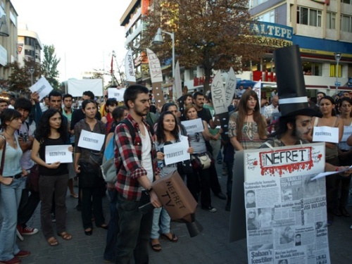 Haber | Yeni Akit’e Eşcinselleri Aşağılamaktan Kamu Davası