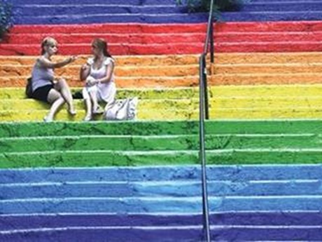 Haber | Merdivenler yine gökkuşağı renklerine boyandı