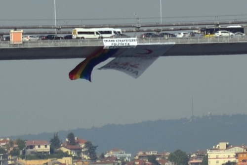 Haber | Boğaziçi Köprüsü’ne Gökkuşağı Bayrağı Asıldı