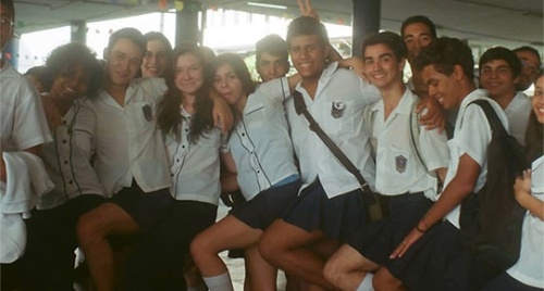 Haber | Okulda transseksüel arkadaşa etekli destek