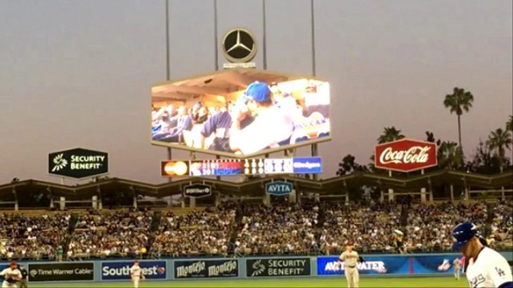 Haber | Eşcinsel Erkeklerin Birbirini Öpmesi Maçın Önüne Geçti